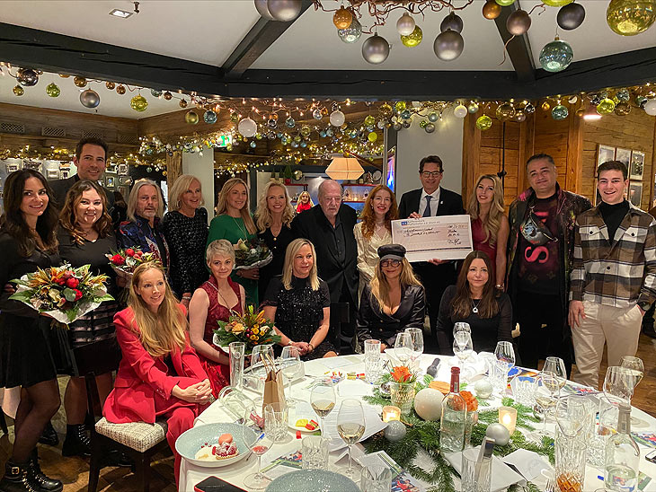 26.500 € Scheckübergabe an Adrian Köstler, Vorstand der McDonald’s Kinderhilfe Stiftung, beim Christmas Charity Lunch zugunsten der McDonald’s Kinderhilfe Stiftung am 12.12.2022 im Restaurant Käfer-Schänke in München (©Foto: McDonalds Kinderhilfe) 